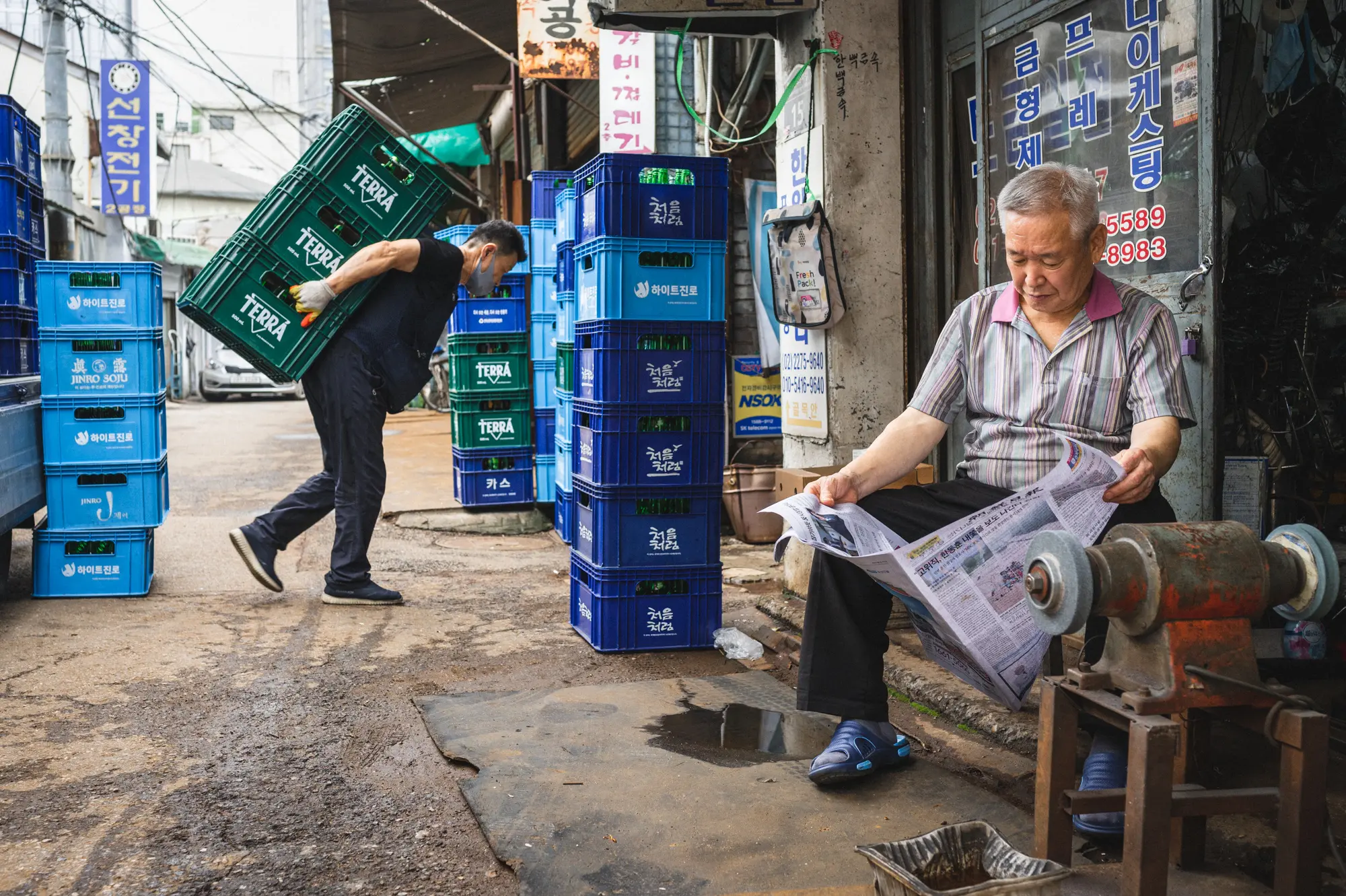 image of couple in front of Seoul logo